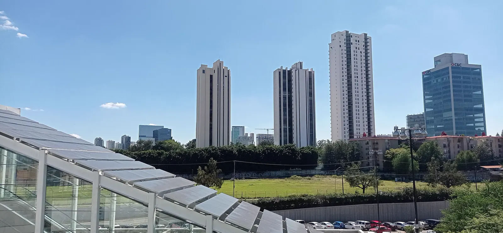 Edificios modernos sobre avenida de las Américas en Guadalajara
